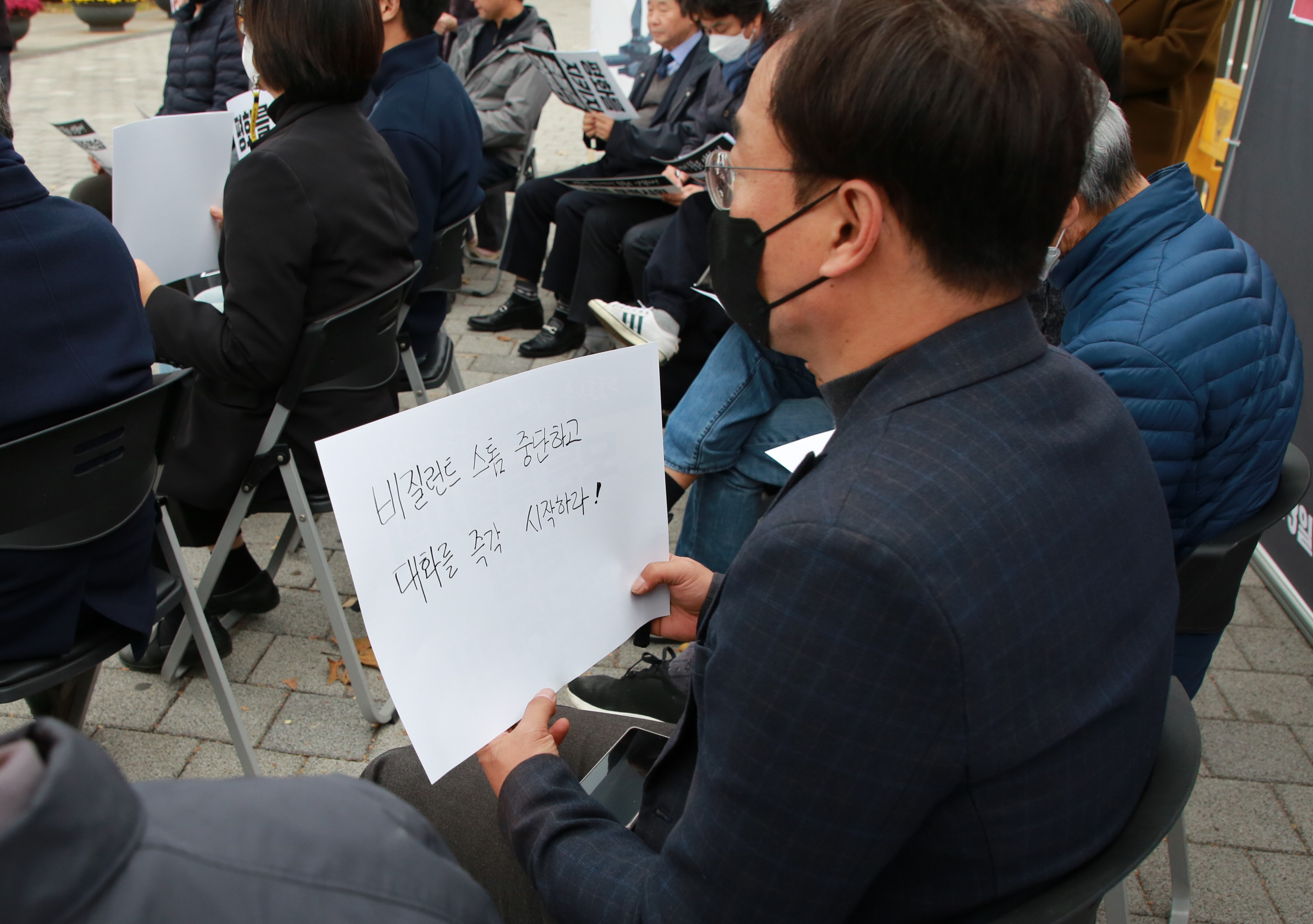 15.참가자들이 손팻말뒤에 자신의 요구를 담는 글을 써서 공개하는포퍼먼스를 진행하고 있다..JPG